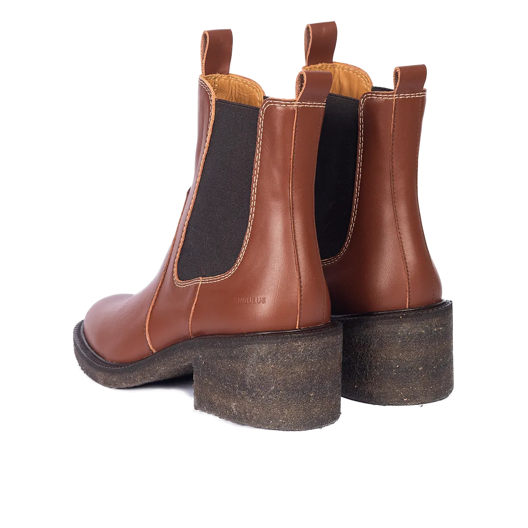 Chelsea boot with contrast stitching
