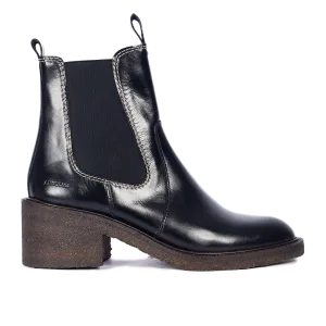 Chelsea boot with contrast stitching