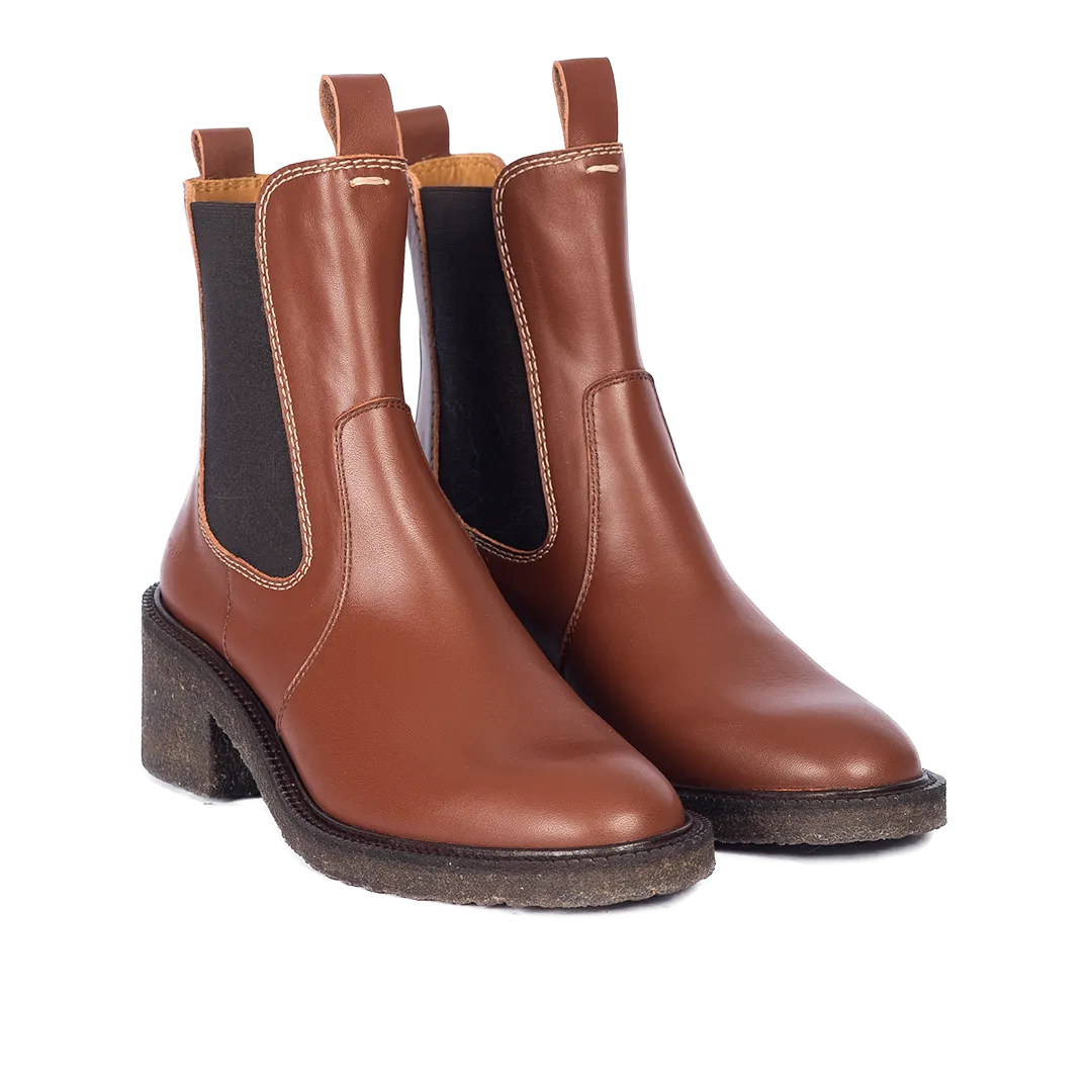Chelsea boot with contrast stitching