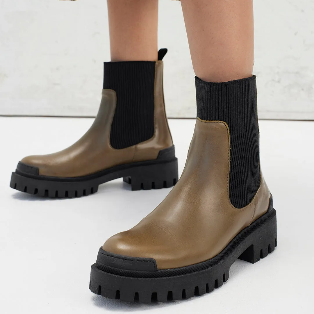 Chelsea boot with elastic