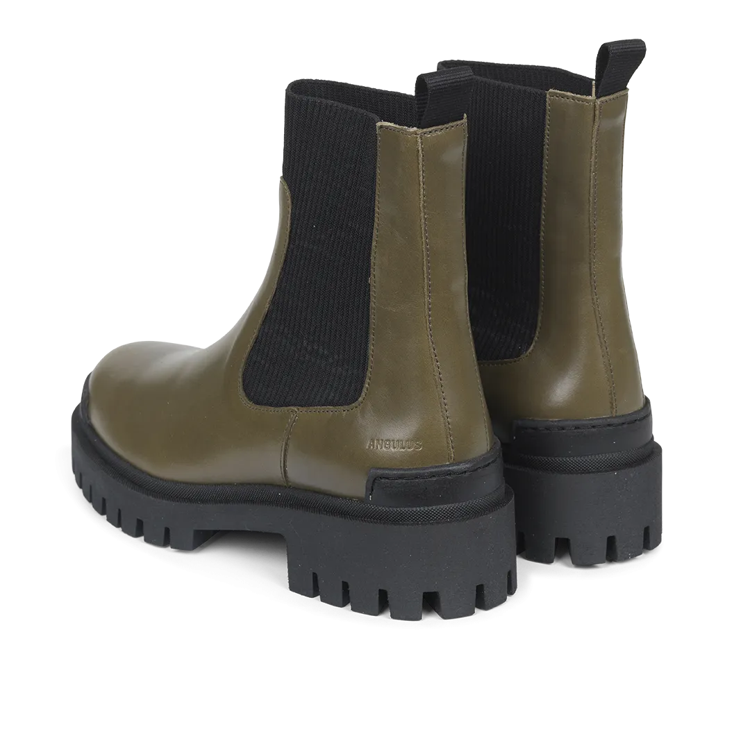 Chelsea boot with elastic