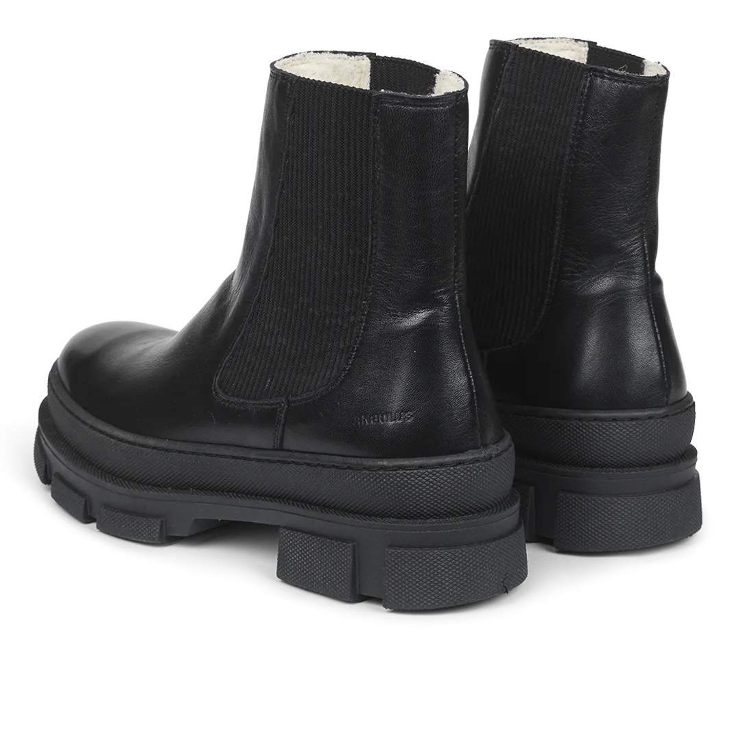 Chelsea boot with wool lining