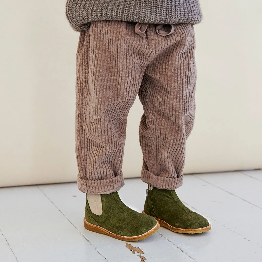 Classic Chelsea boot with brogue pattern