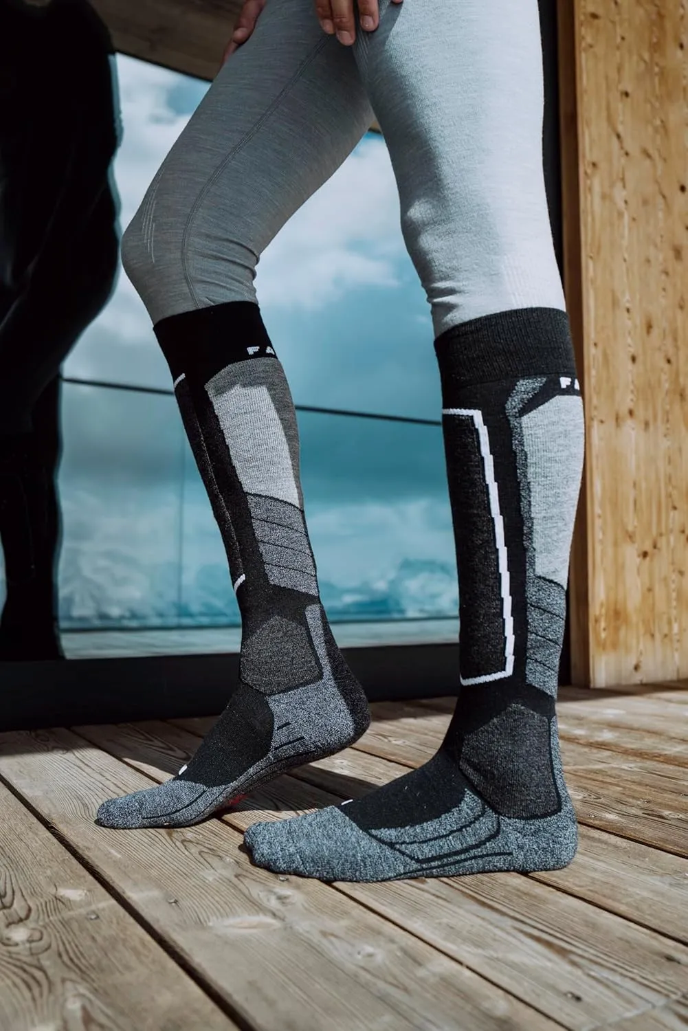 FALKE Men's SK2 Intermediate Ski Socks, Breathable Quick Dry Merino Wool, 1 Pair