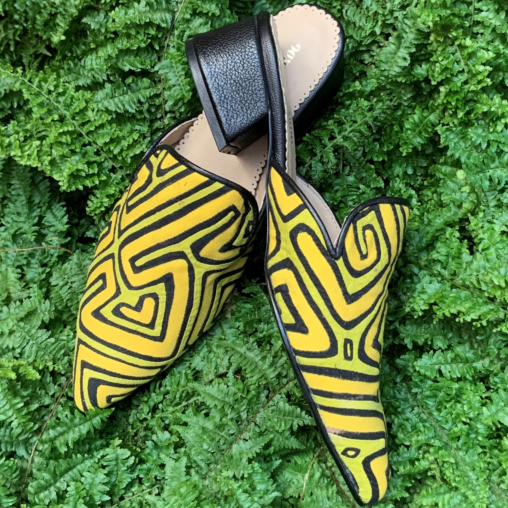 Mola Mule | Black Yellow Arrows