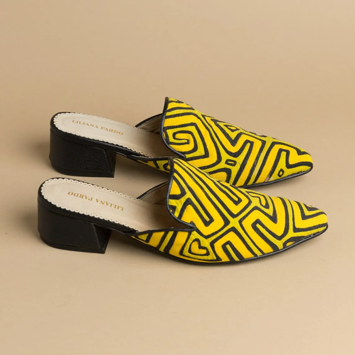 Mola Mule | Black Yellow Arrows