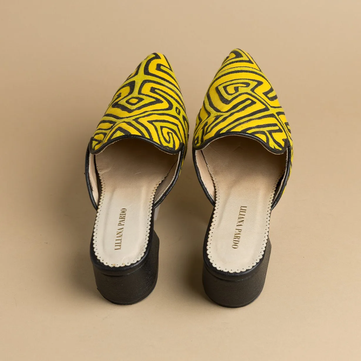 Mola Mule | Black Yellow Arrows