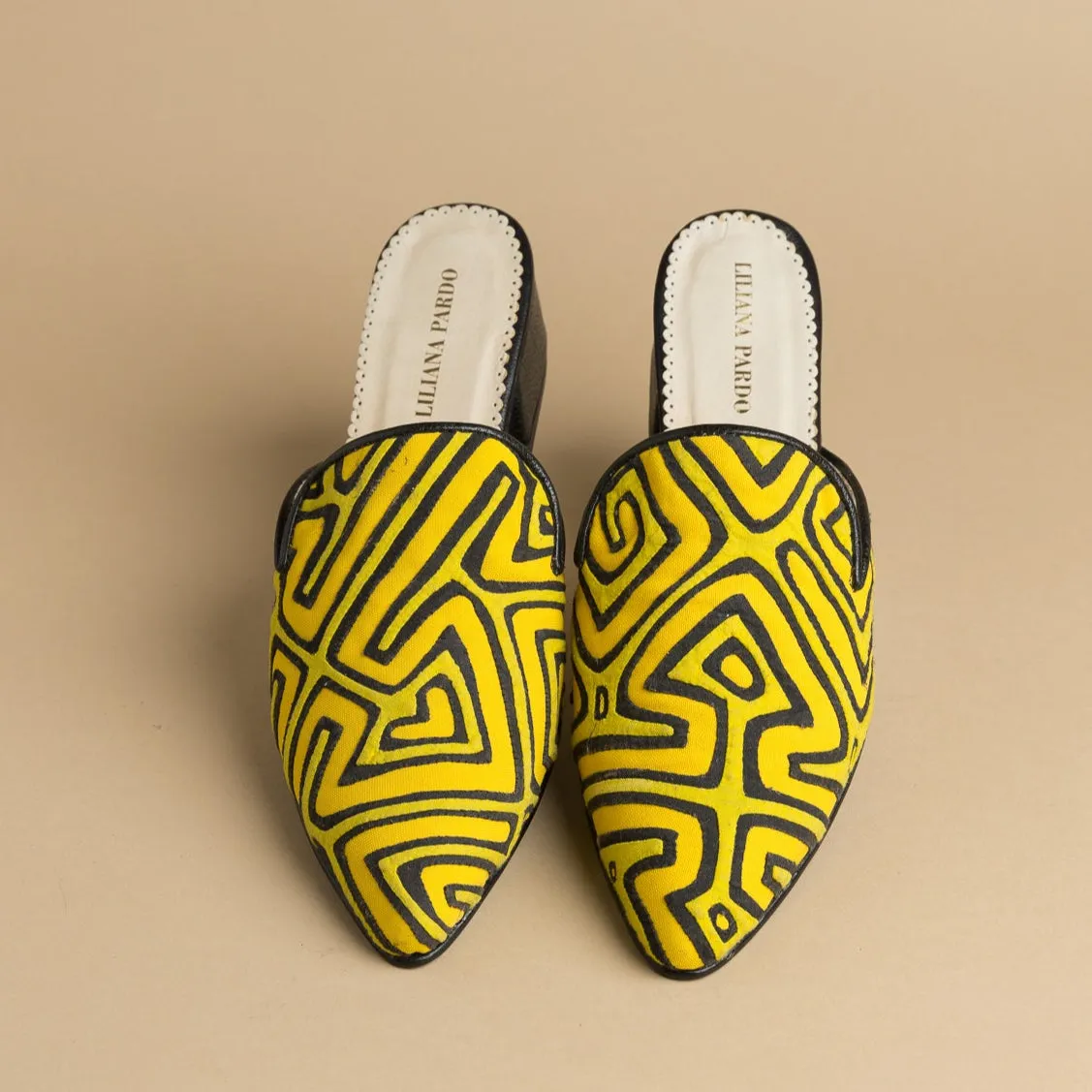 Mola Mule | Black Yellow Arrows