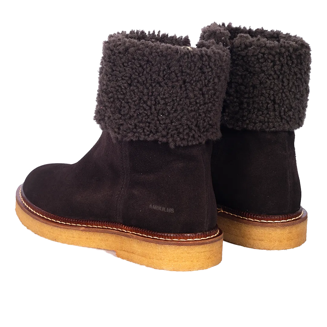 Suede boot with soft lambswool lining