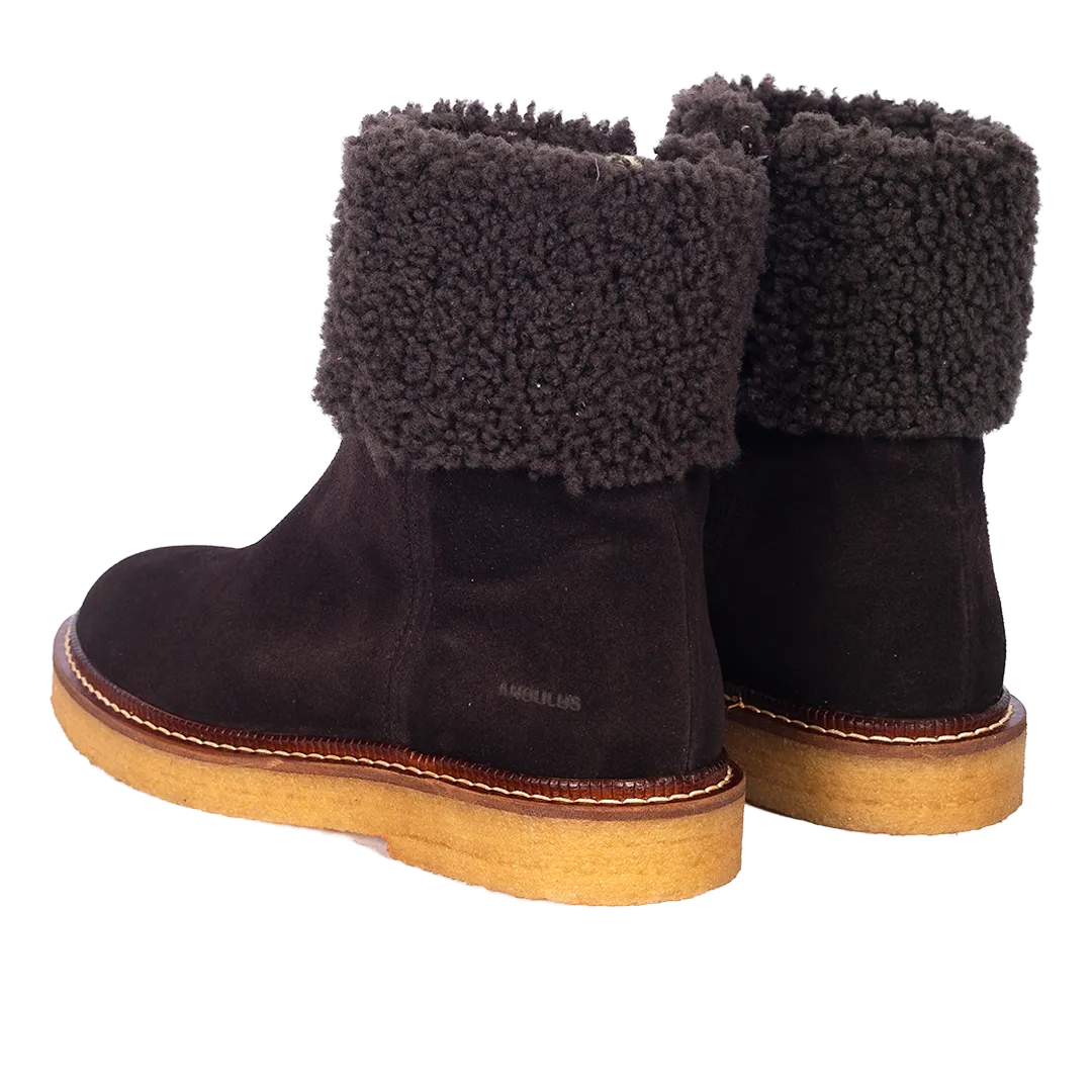 Suede boot with soft lambswool lining