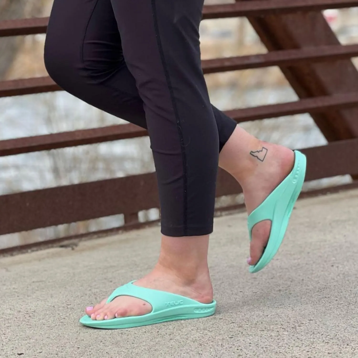 TELIC Unisex Energy Made in USA Pillow-Soft, Supportive, Lightweight, Waterproof Arch Support Flip Flops for Beach & Pool